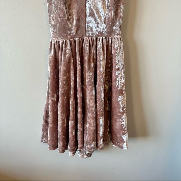 UO-SILENCE & Noise Vanessa Crushed Velvet Short Romper (Size:Small) - Picture 6 of 10